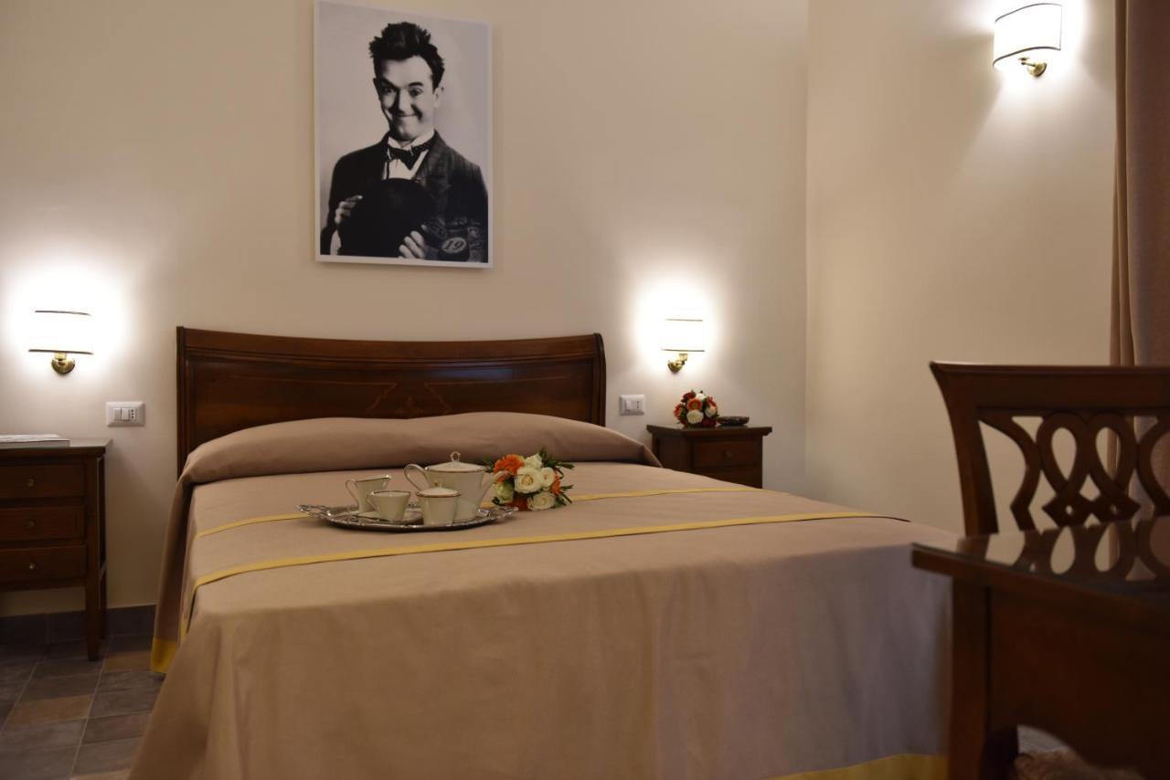 Dimora Conte Di Ruvo Bed & Breakfast Наполи Екстериор снимка